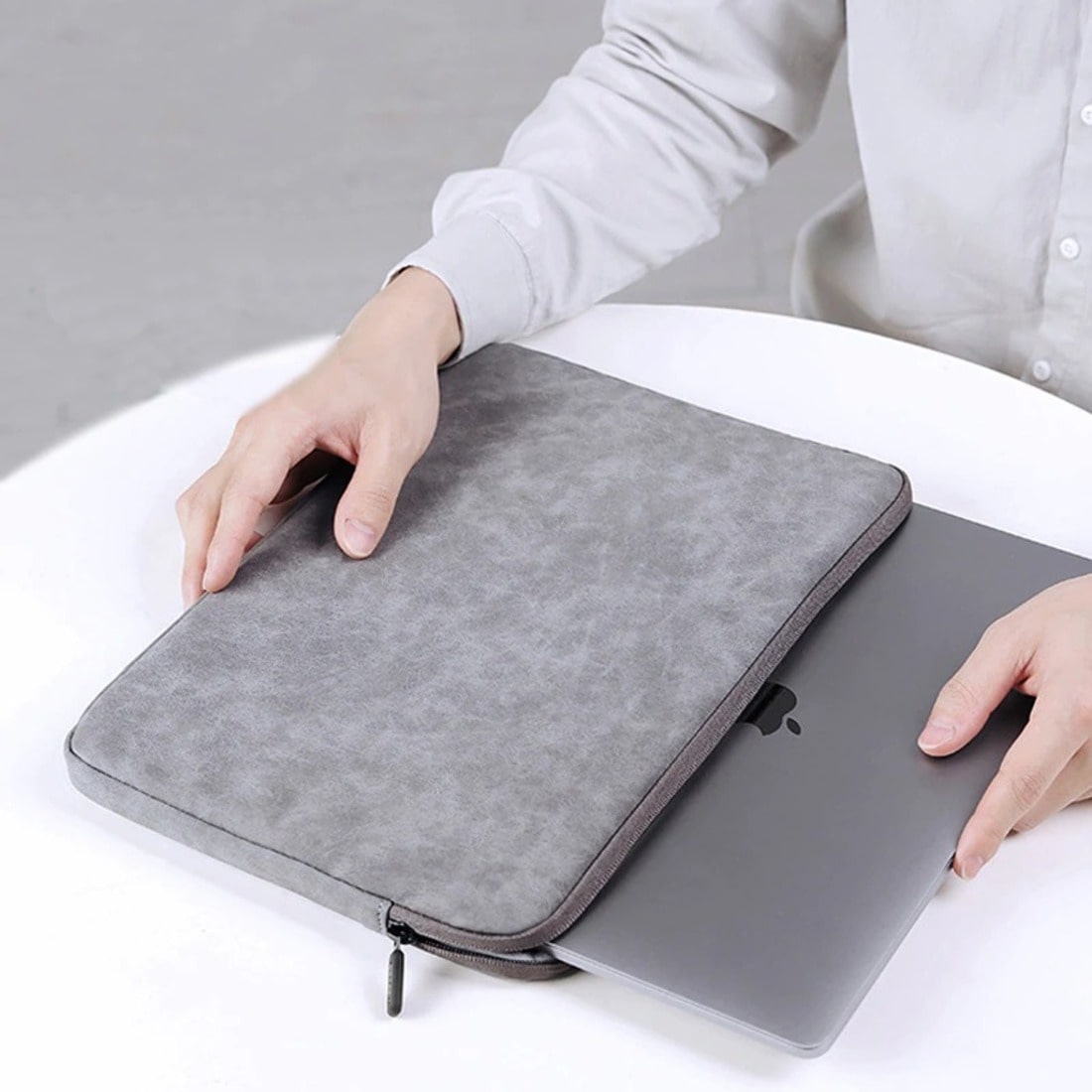 Dùng túi chống sốc tránh các va chạm mạnh với Laptop