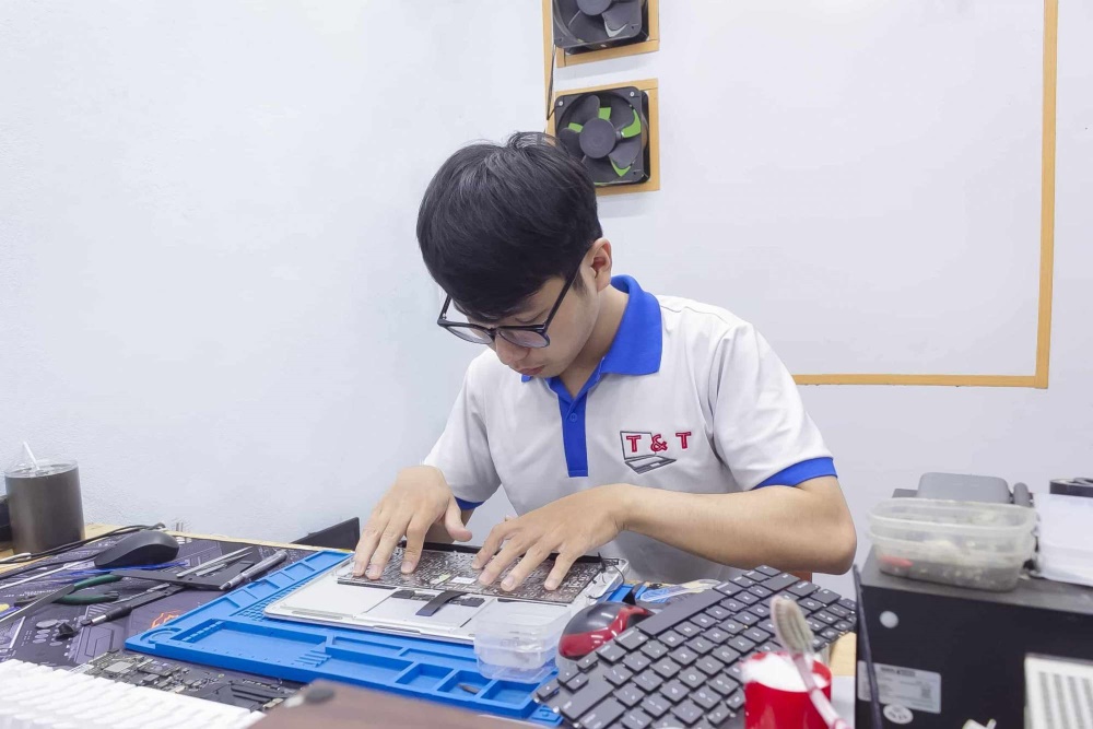 Quy trình kiểm tra đo đạc nguồn laptop chuyên nghiệp tại bàn kỹ thuật
