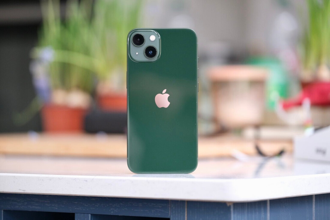 iPhone 13 màu xanh lá “Green” và “Alpine Green”