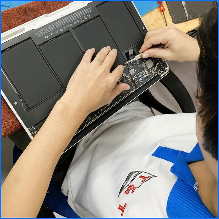 4. Quy Trình Thay Pin MacBook Chuẩn Kỹ Thuật Tại T&T Center