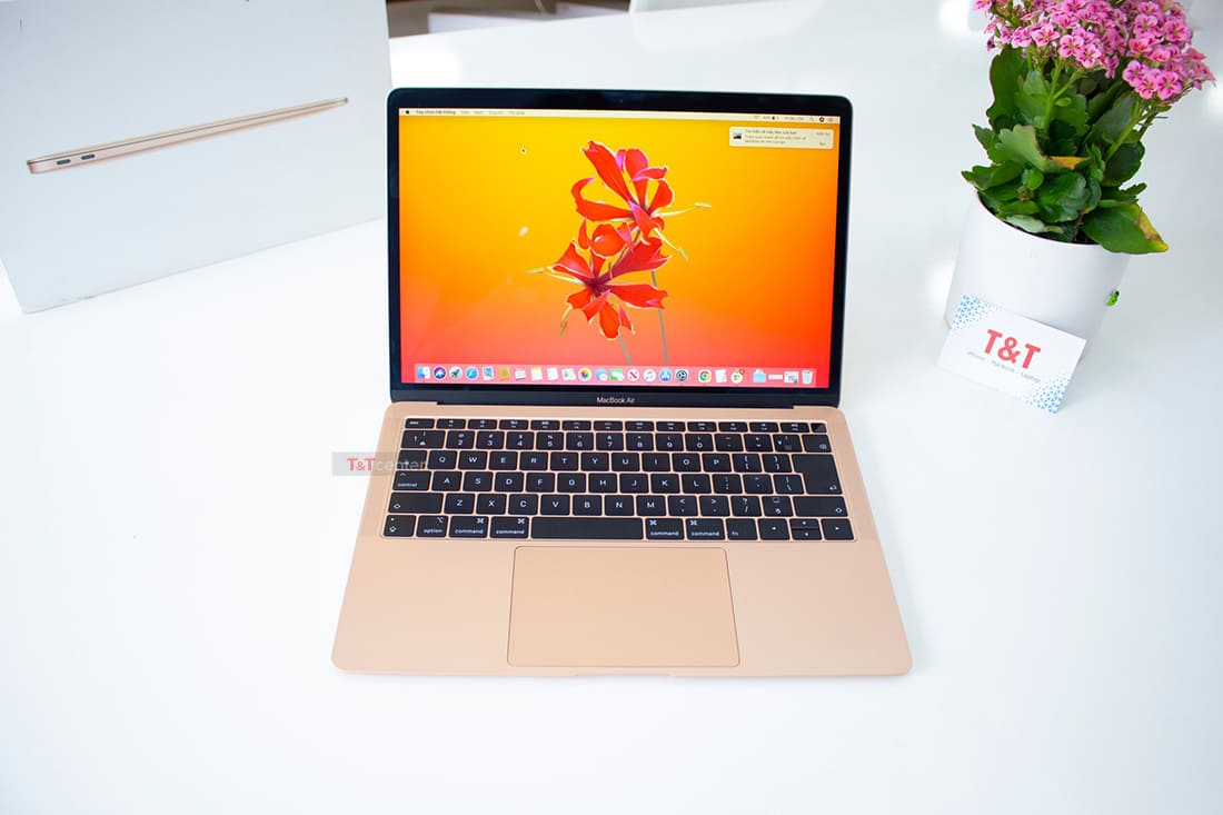 Màn hình retina 2560x1600 pixels, tấm nền IPS, tỉ lệ 16:10