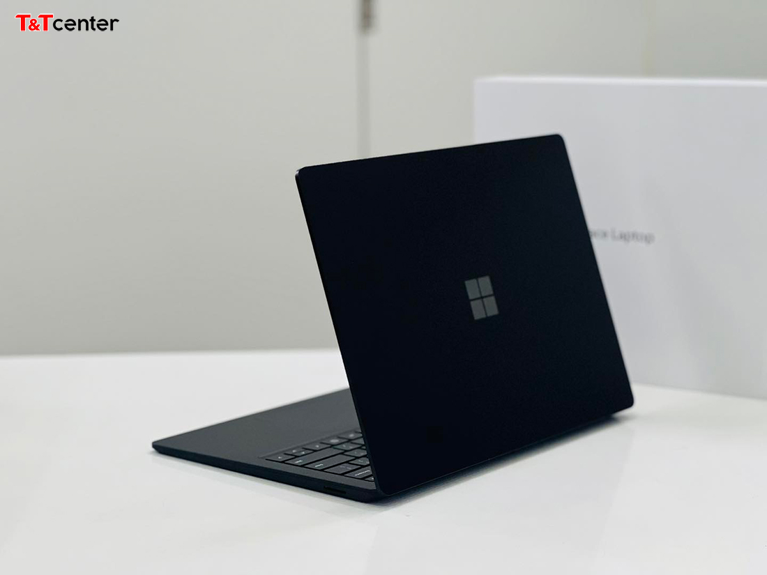 Thiết kế là chiếc laptop nguyên bản của Microsof