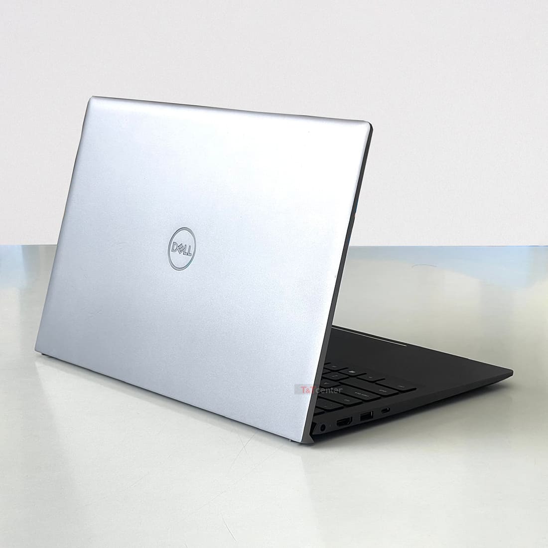 Cổng kết nối đa dạng, thời lượng pin khủng