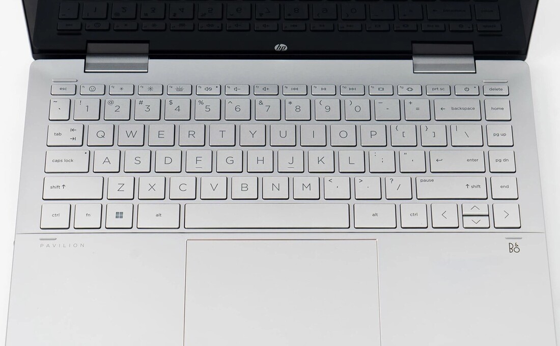 Bàn phím tiêu chuẩn êm ái, hệ thống loa kép chất lượng cao