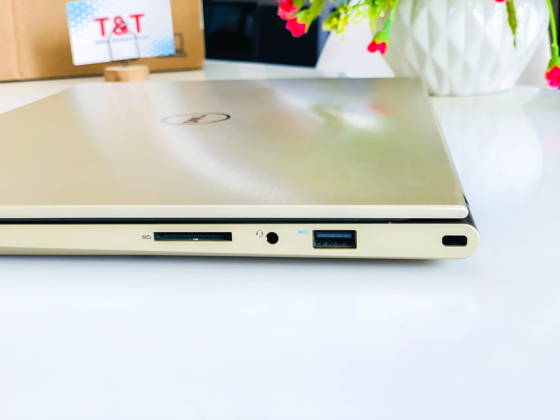 Bàn phím dễ thao tác, touchpad rộng rãi