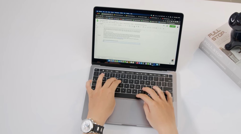 Vì sao nên mua Macbook Pro M2 8GB 512GB chính hãng tại T&T Center?