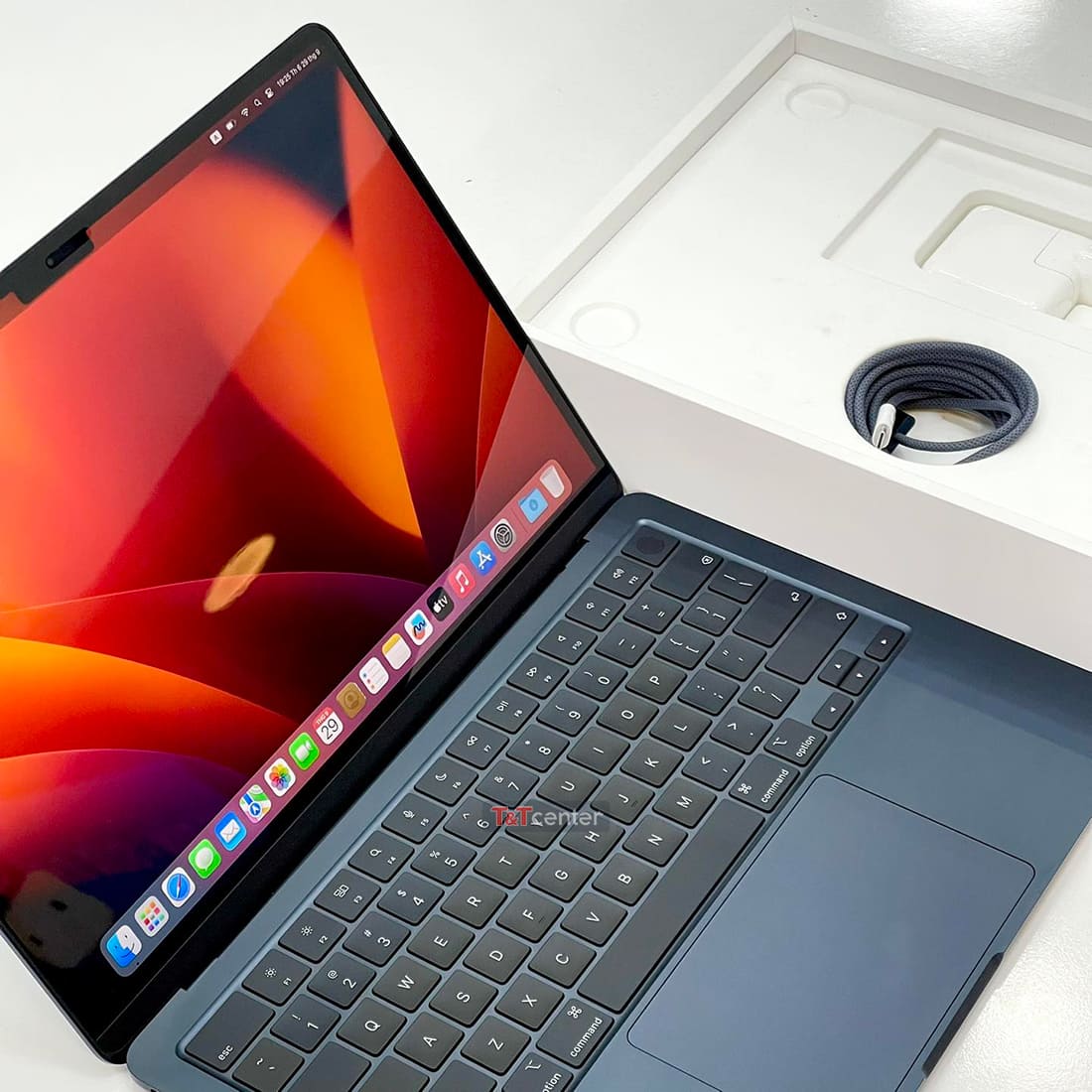 Thiết kế mỏng nhẹ, màn hình Liquid Retina 13.6 inch