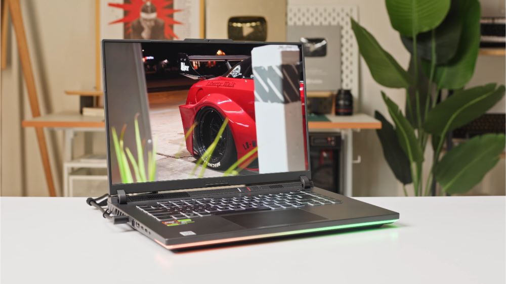 Khe tản nhiệt hông và các cổng kết nối | Alt: He thong tan nhiet Asus ROG Strix G16 G614F