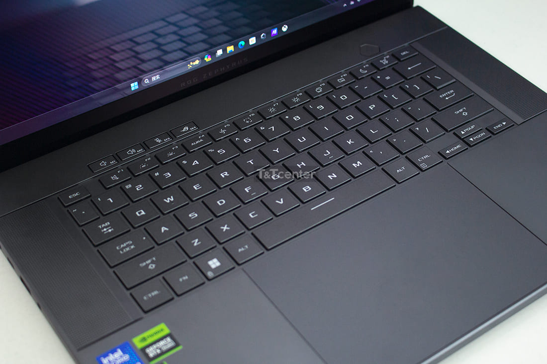 Bàn phím gõ êm và TouchPad rộng rãi 