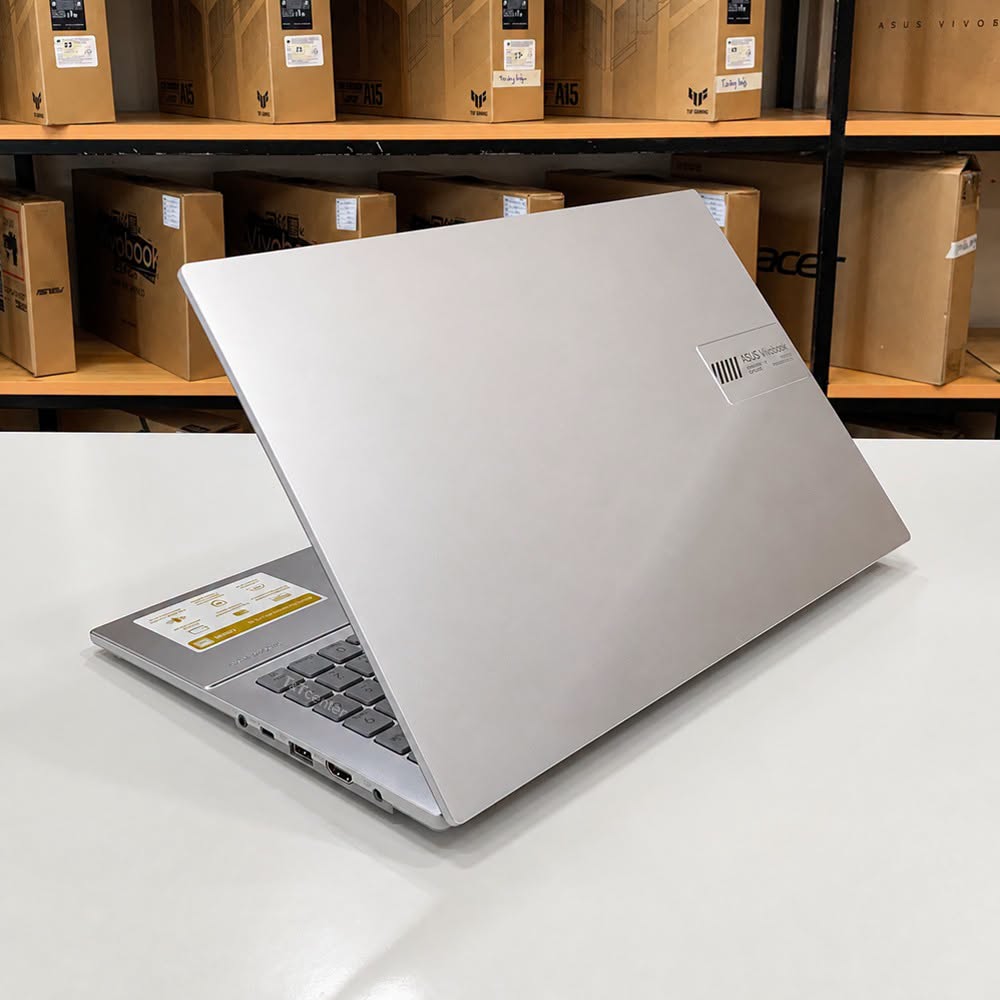 ASUS Vivobook Go 15 E1504FA-BQ340W sở hữu thiết kế mỏng nhẹ, sắc bạc thanh lịch chuẩn phong cách hiện đại.