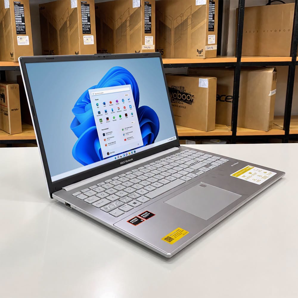 Bộ vi xử lý AMD Ryzen 5 cùng RAM 16GB giúp máy xử lý đa nhiệm cực kỳ mượt mà.