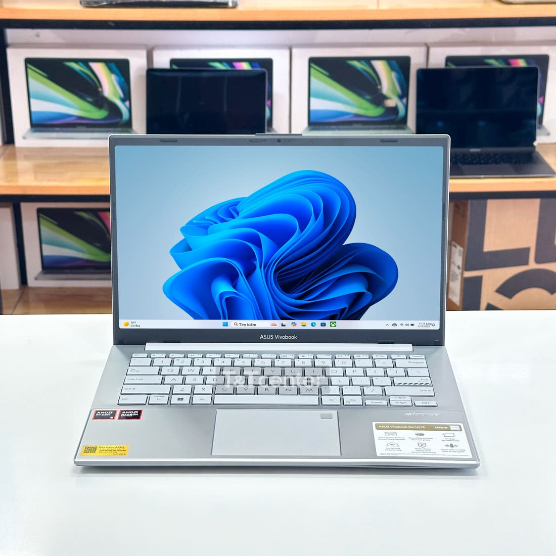 Màn hình 14 inch Full HD và bản lề 180 độ