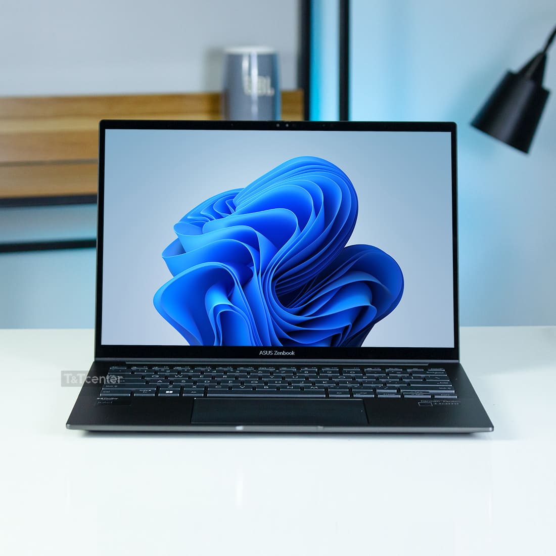 Màn hình OLED hiển thị cực sắc nét, chân thực