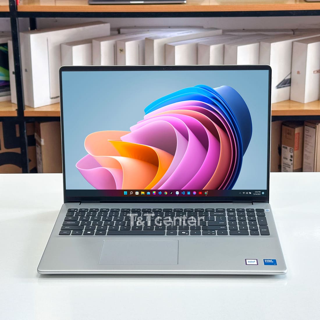 Trải nghiệm thị giác sống động trên màn hình 16 inch cảm ứng