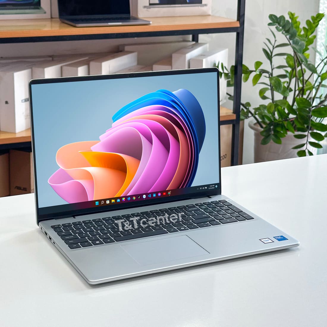 Tổng quan thiết kế laptop Dell 16 DC16251 màu bạc sang trọng