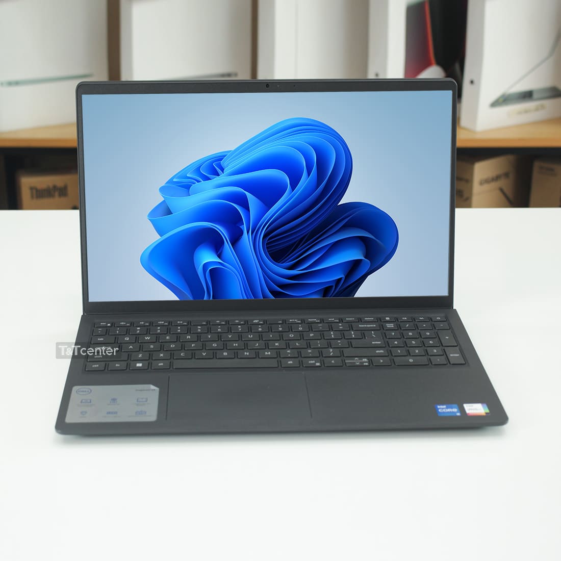 Màn hình 15.6 inch cho góc nhìn rộng, hiển thị sắc nét 