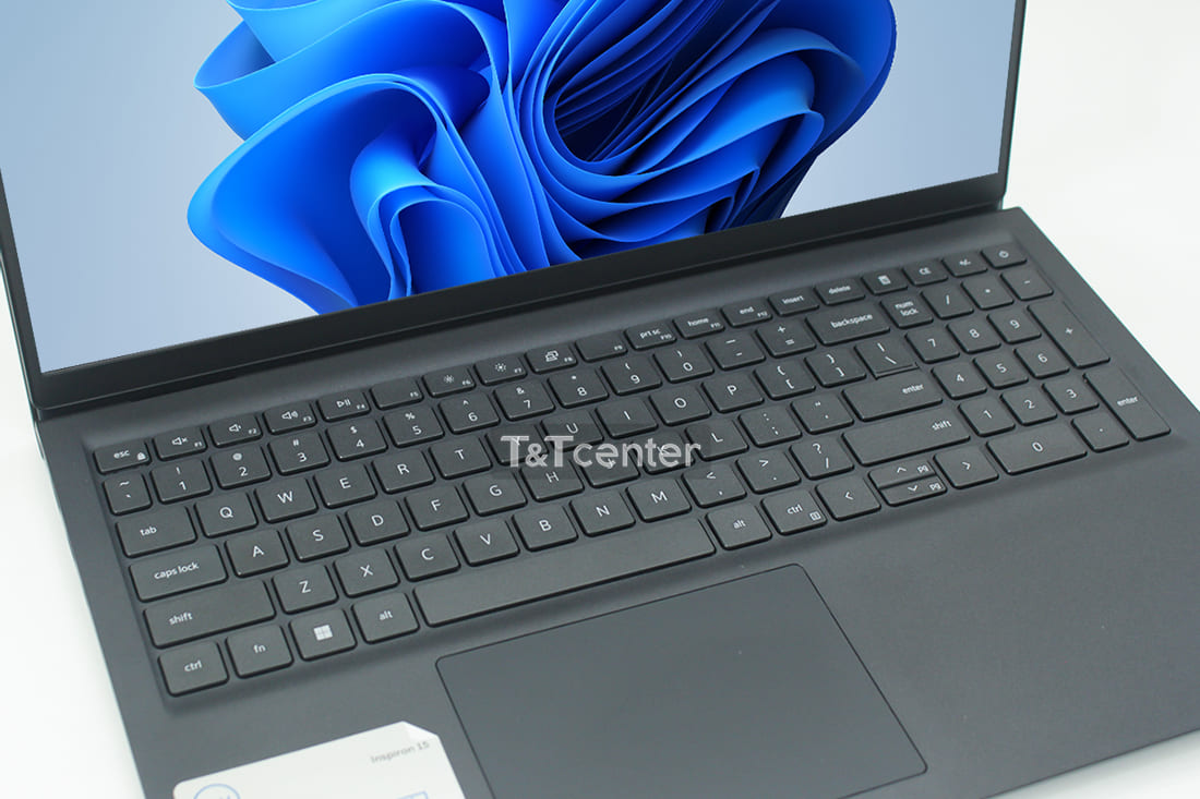 Bàn phím rộng rãi, TouchPad mượt mà