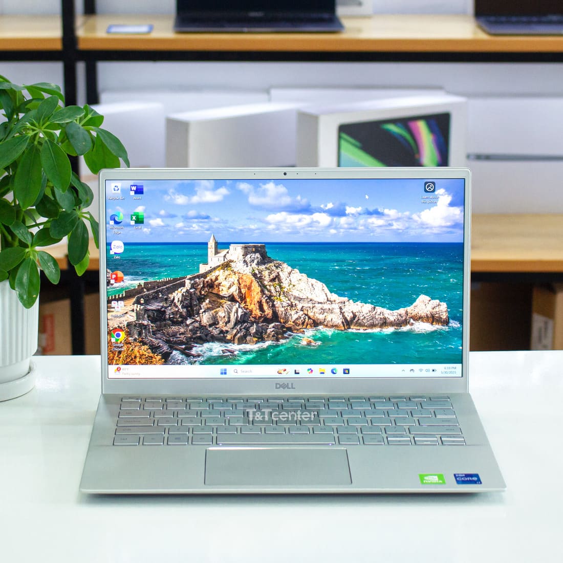 Màn hình 13.3 inch FHD viền mỏng, sắc nét