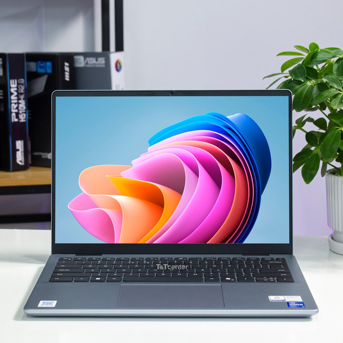 Màn hình 14 inch FHD+ mang đến không gian hiển thị sống động