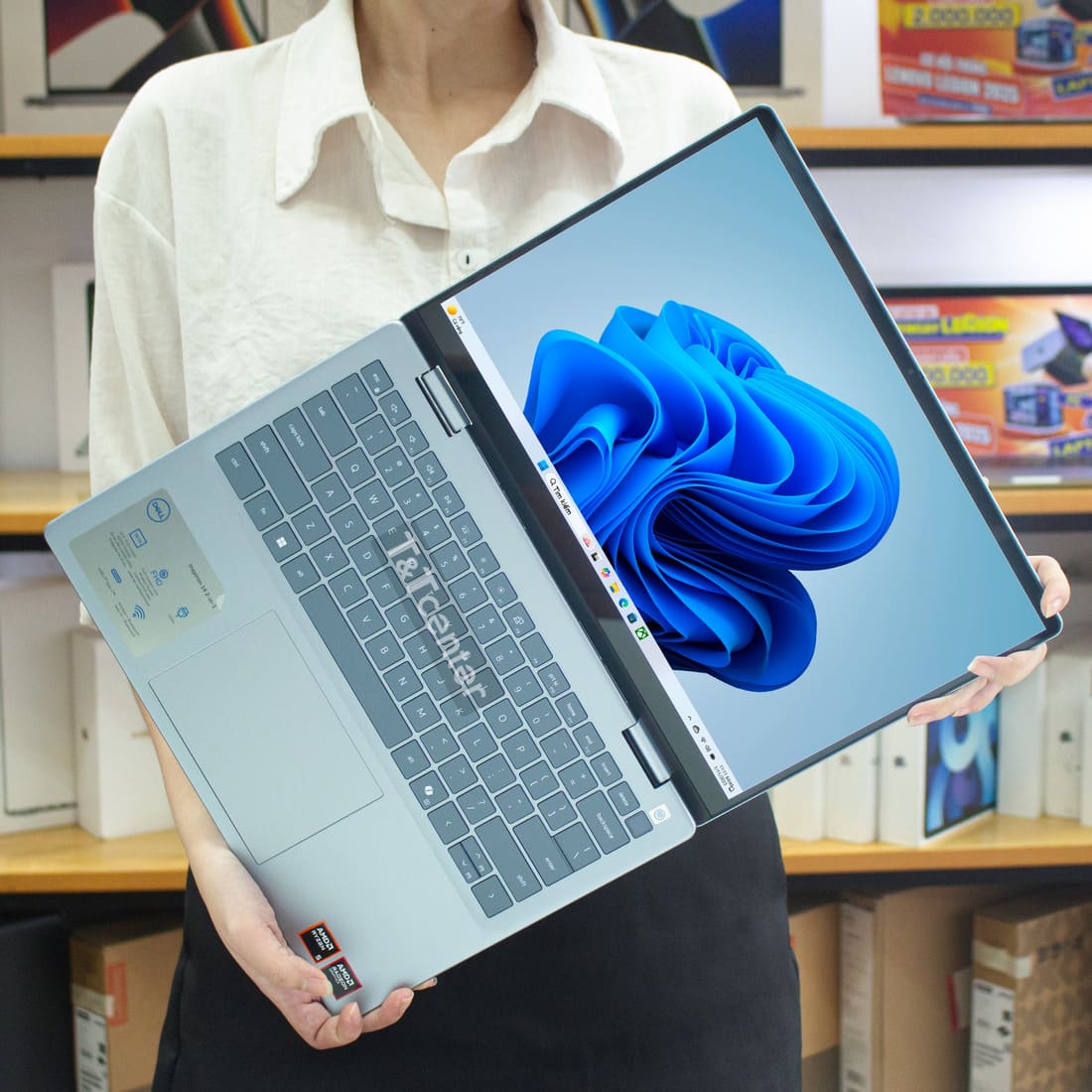 Bàn phím êm – Touchpad rộng – Trải nghiệm làm việc tốt