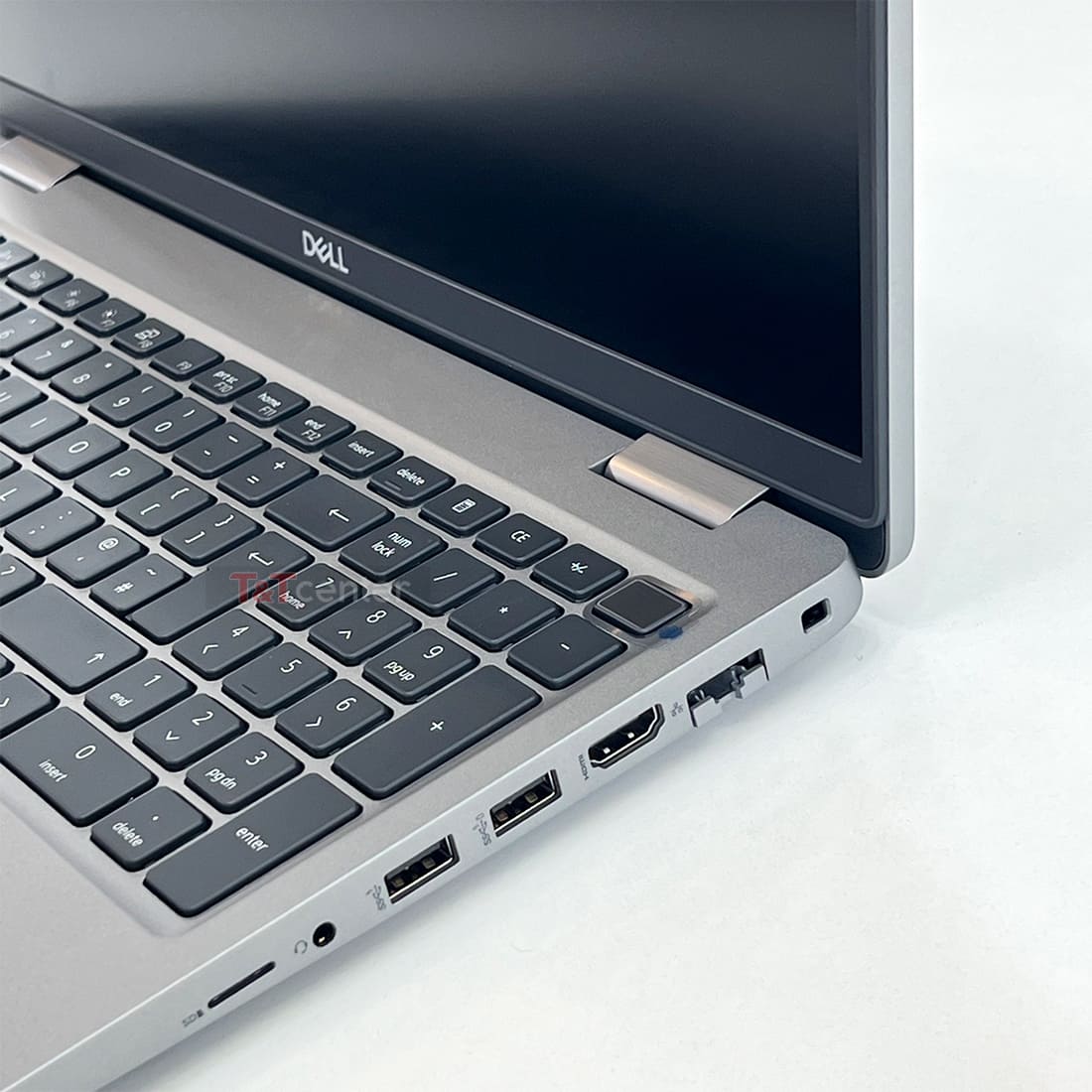 Bàn phím tiêu chuẩn và TouchPad nhanh nhạy