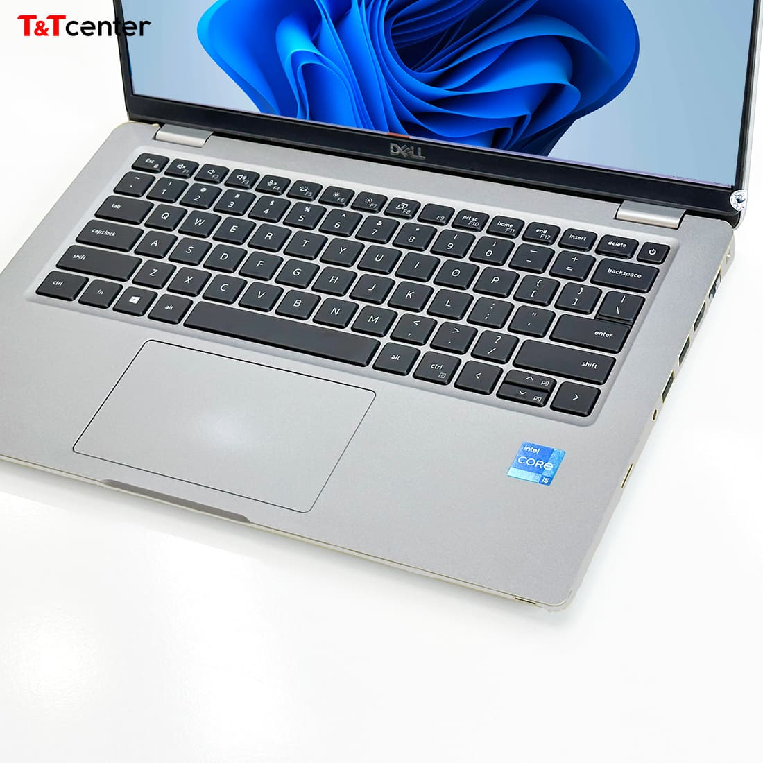 Bàn phím êm mượt, touchPad nhanh nhạy