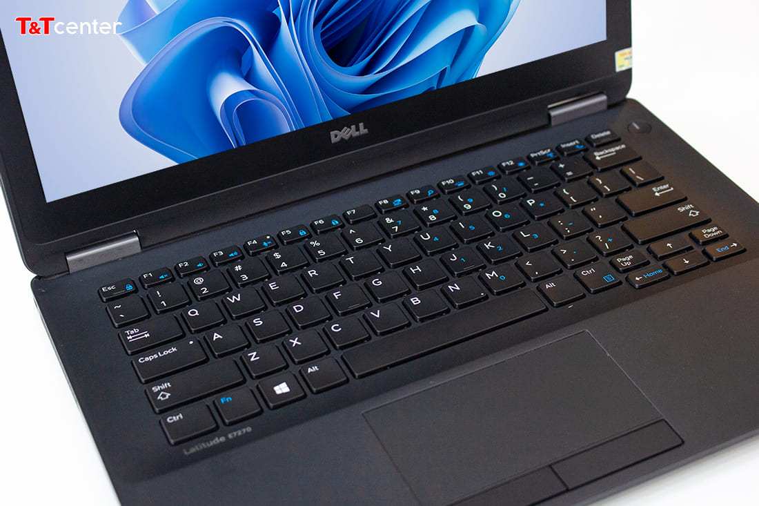 Bàn phím mượt mà, touchpad chất lượng