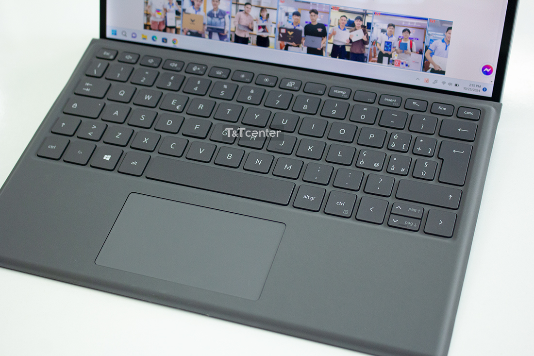 Bàn phím tháo rời và Touchpad