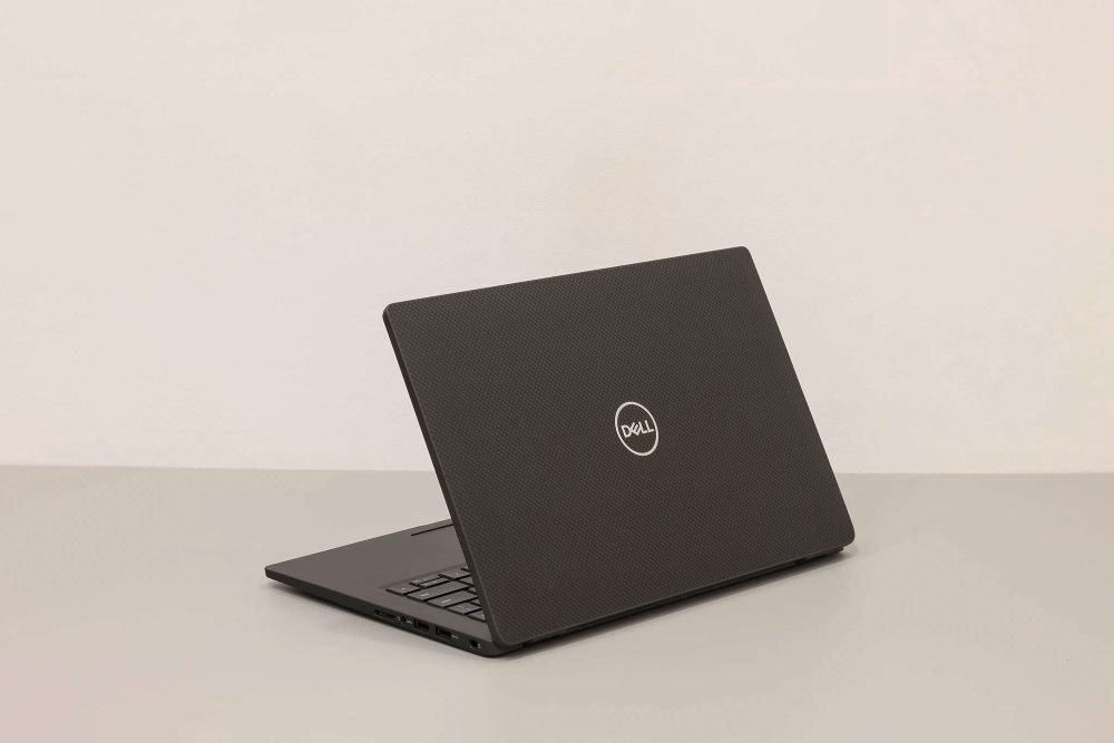 Góc chụp tổng thể laptop Dell Latitude 7410 trên bàn làm việc