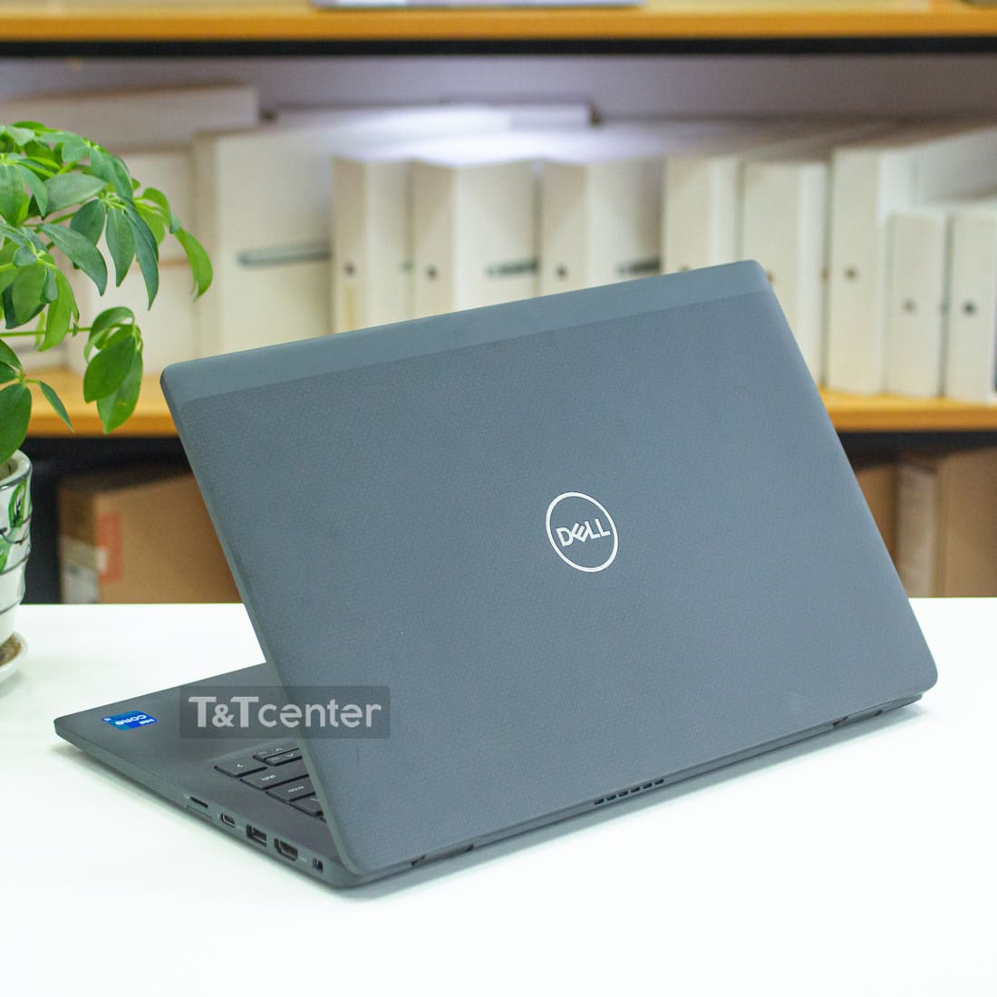 Thiết kế cao cấp với vỏ carbon siêu nhẹ