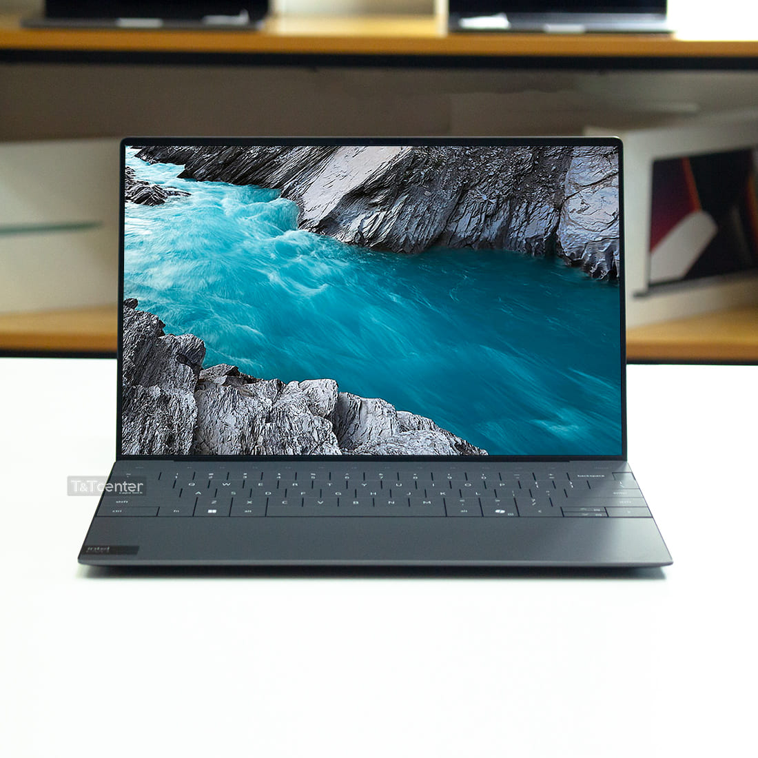 Màn hình 13 inch cảm ứng hiển thị cực sống động và chân thực