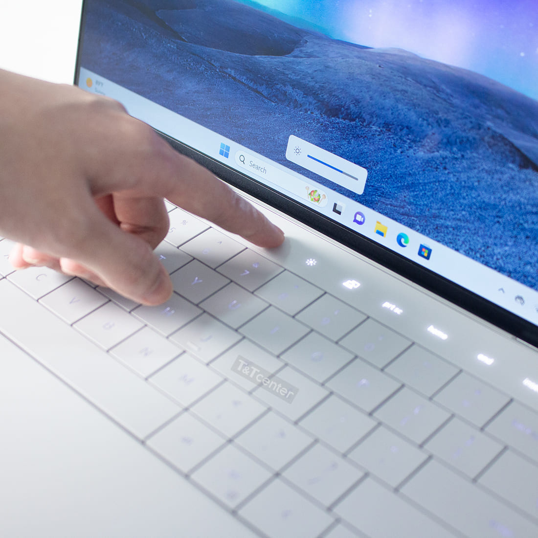 Hệ thống bàn phím và TouchPad thao tác mượt mà