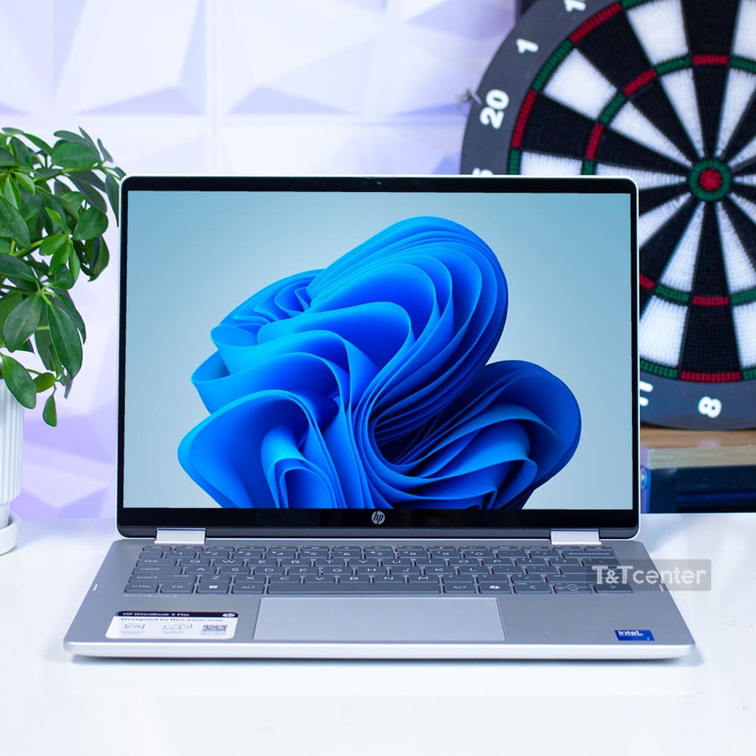 Bàn phím êm, touchpad rộng – trải nghiệm gõ thoải mái