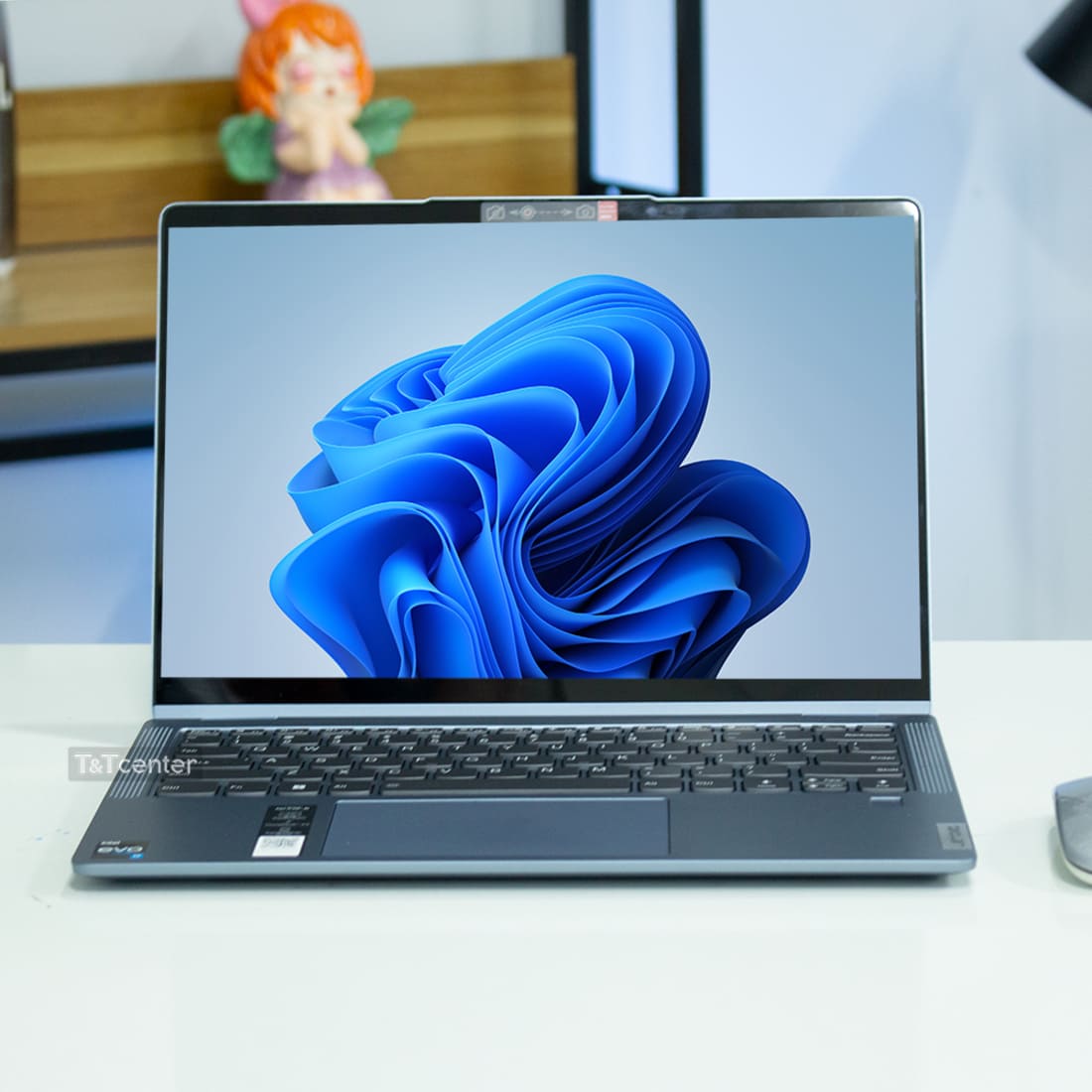 Màn hình cảm ứng 2K, hiển thị cực sắc nét