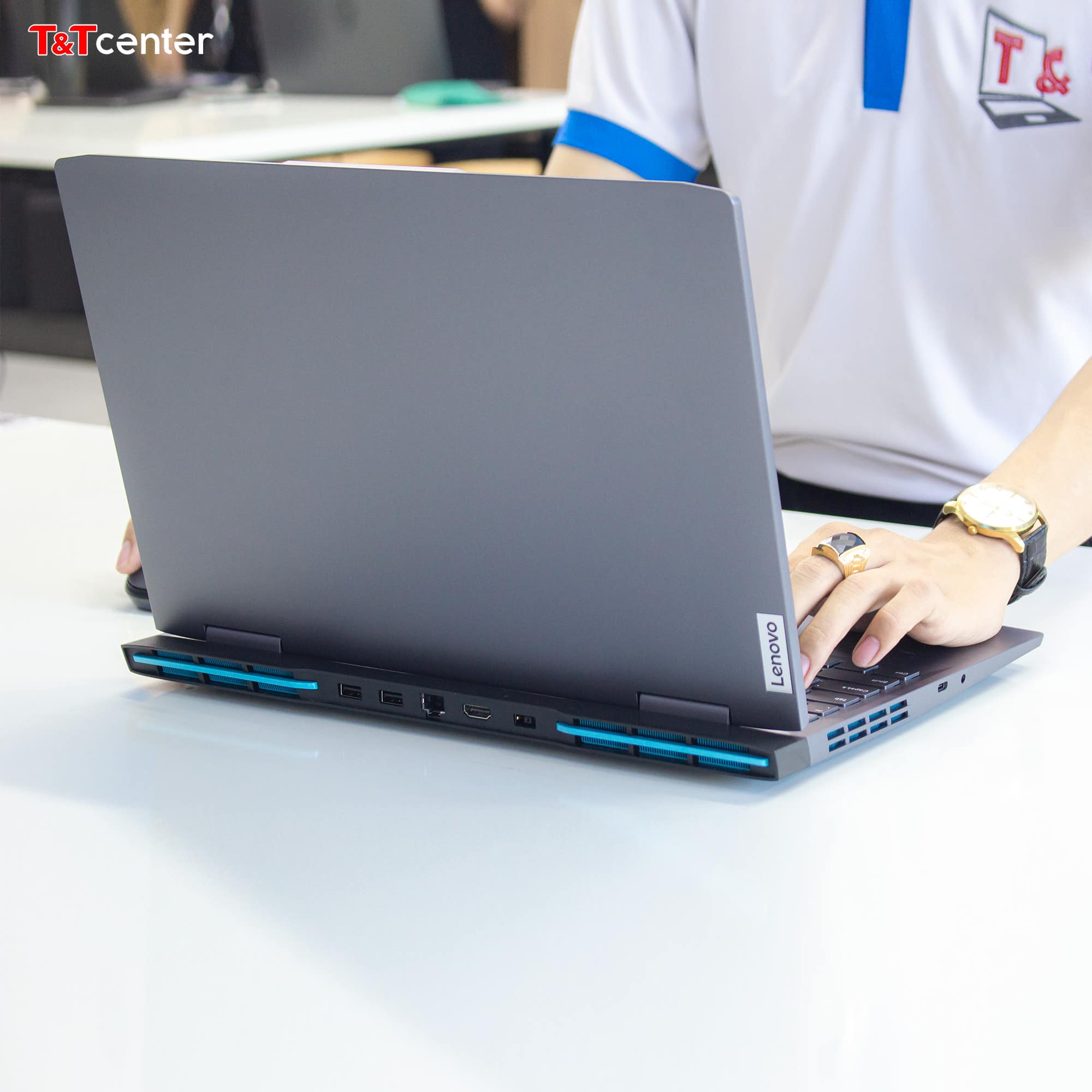 Trang bị đầy đủ cổng kết nối 