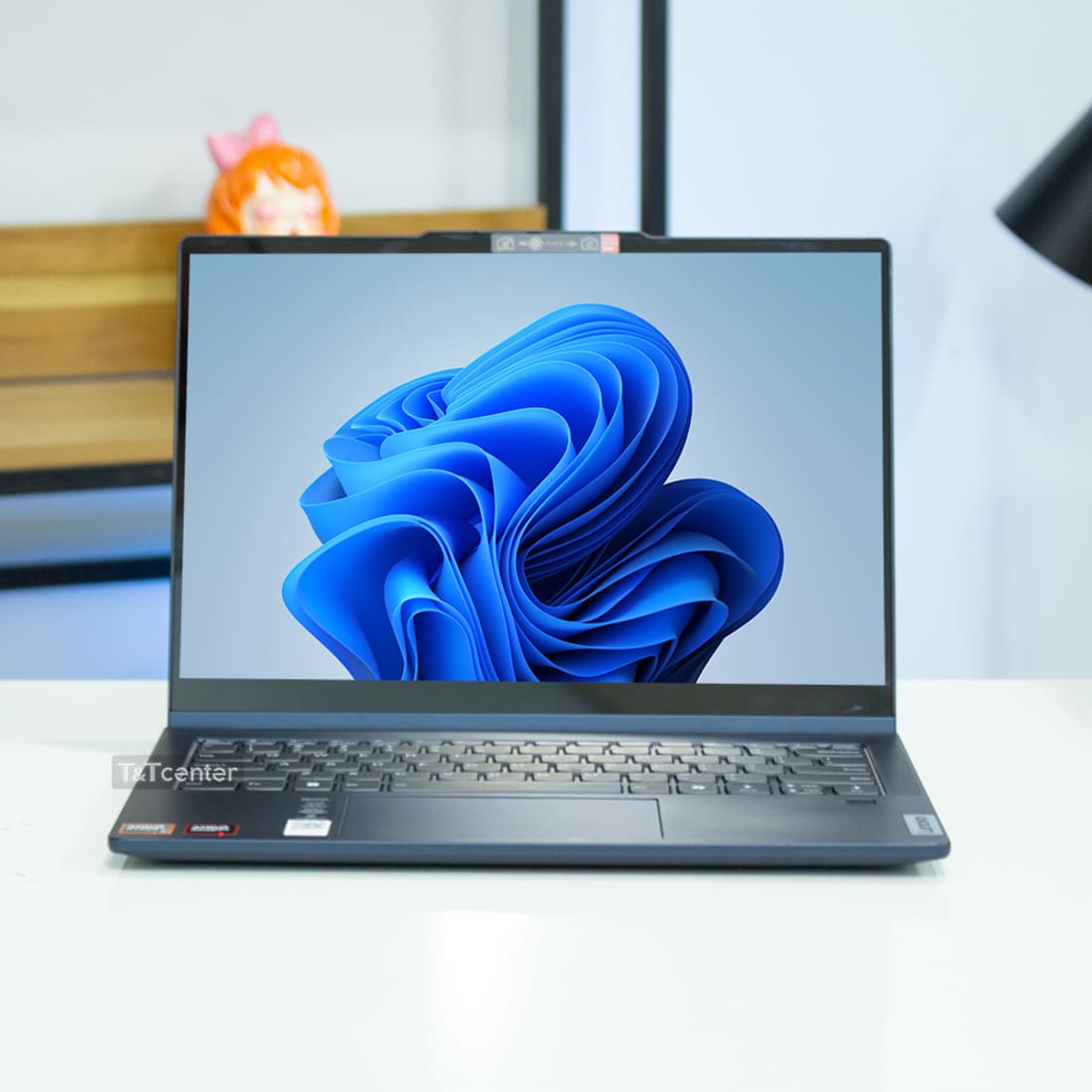 Màn hình cảm ứng, hiển thị cực sắc nét 