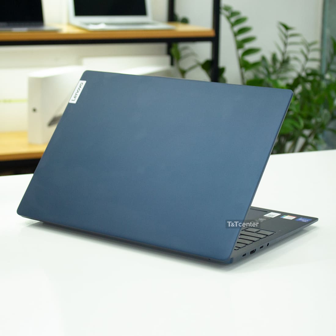 Thiết kế gọn nhẹ, bản màu độc đáo