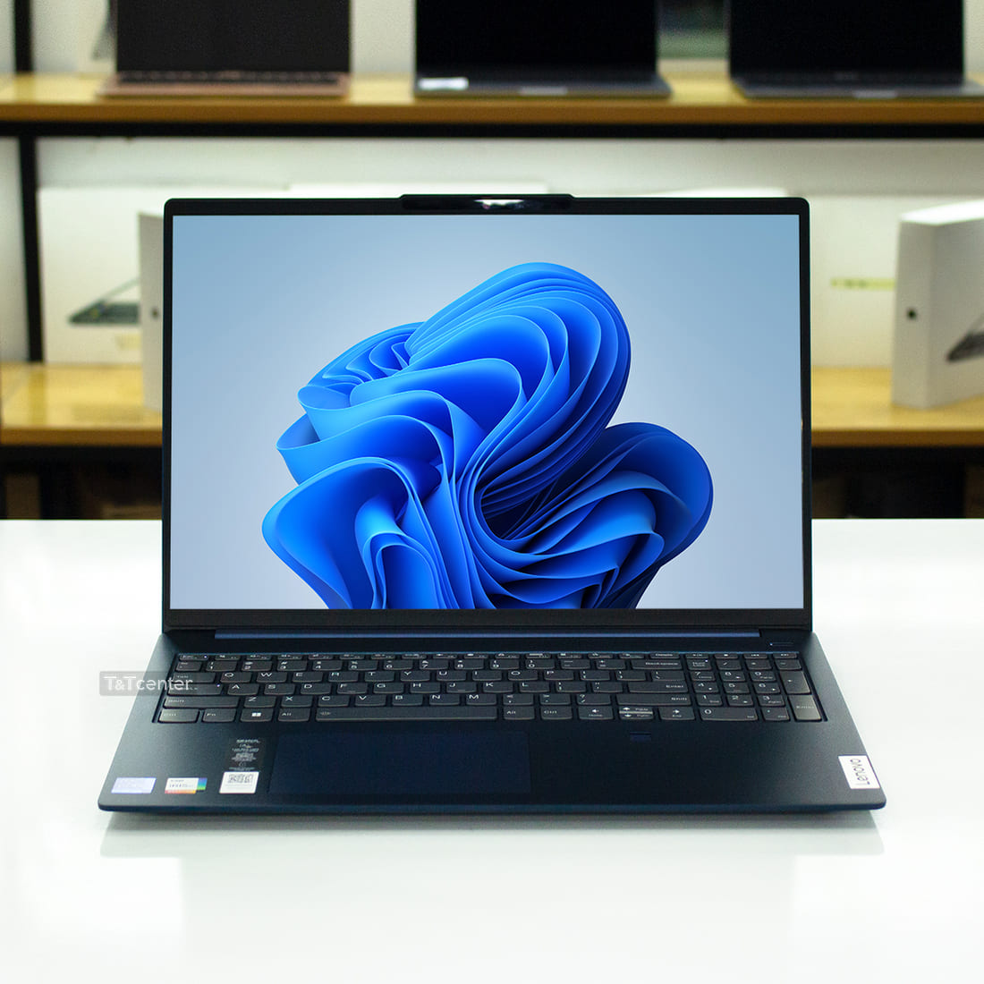 Trải nghiệm sống động với màn hình 16 inch