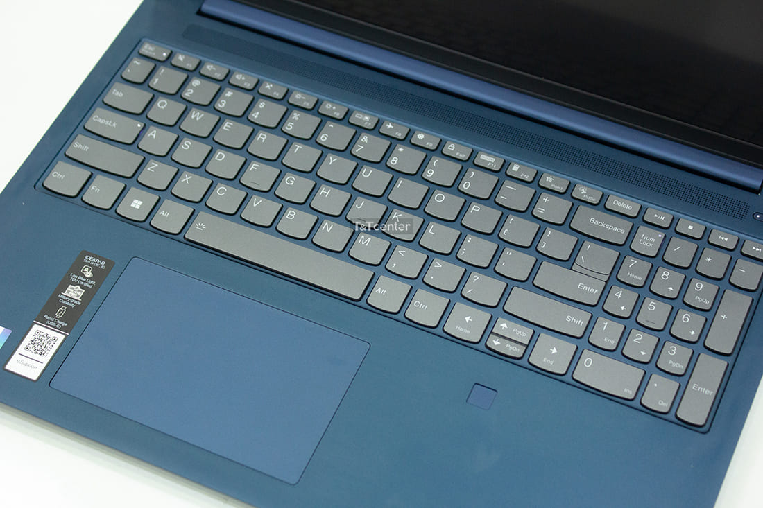 Bàn phím và Touchpad rộng rãi