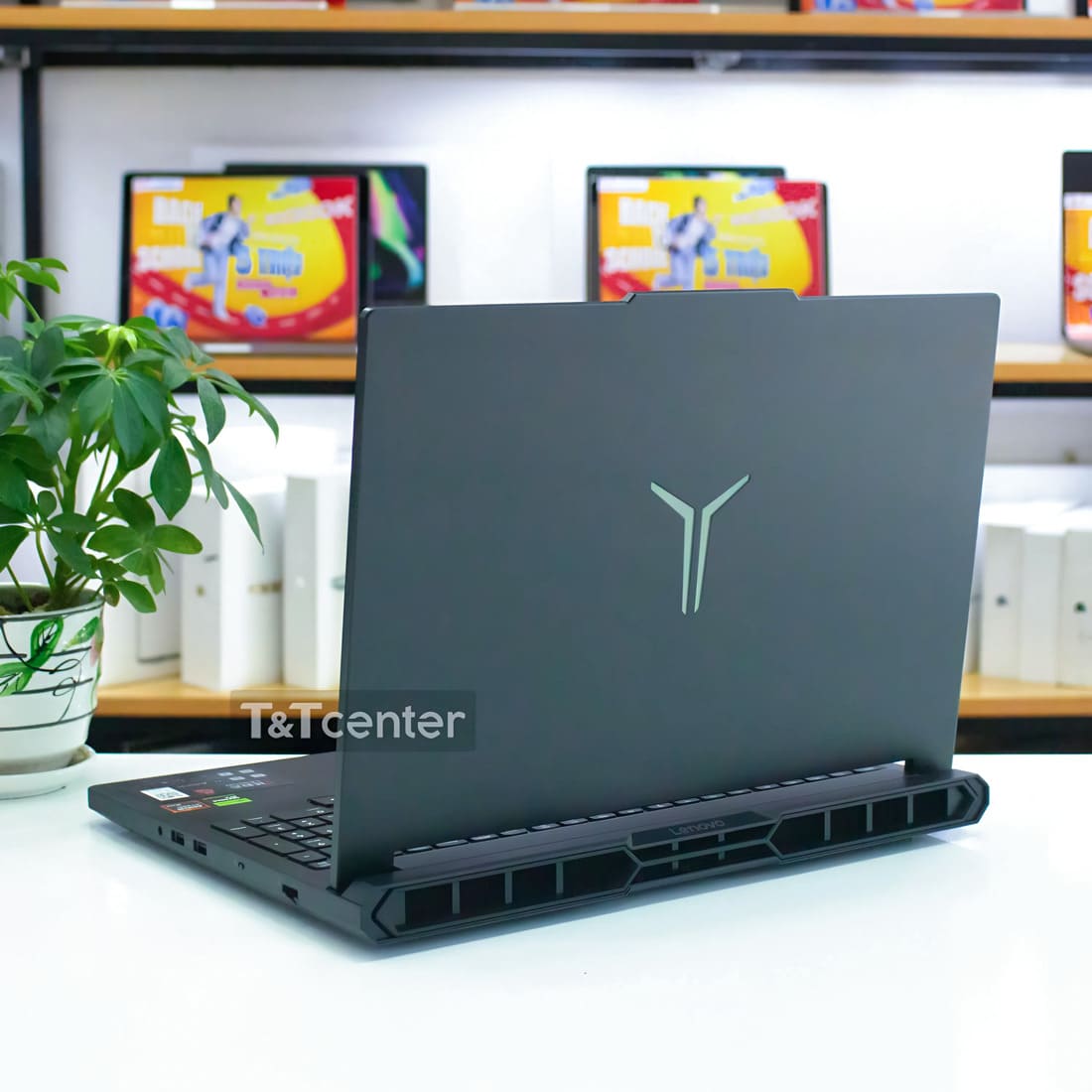 Thiết kế cao cấp, bàn phím LED trắng tối giản