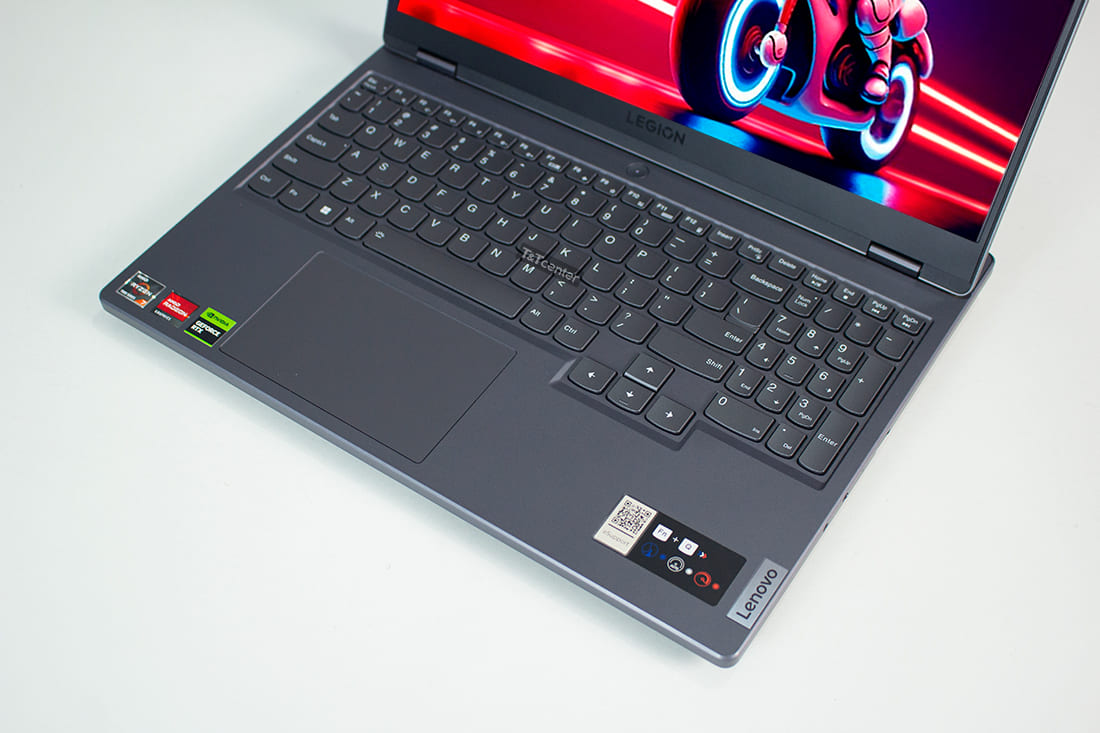 Bàn phím và Touchpad trơn tru 