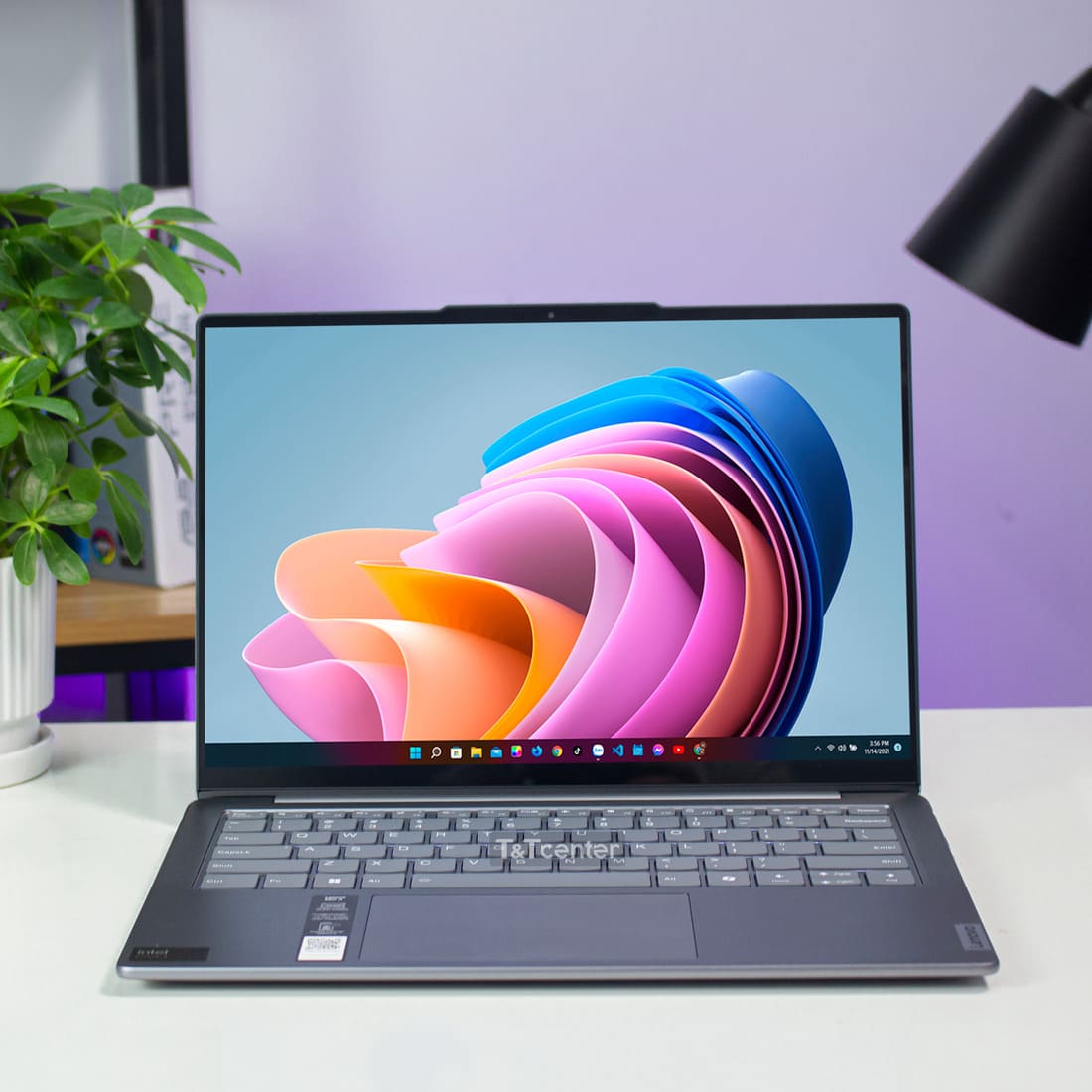 Màn hình OLED cảm ứng WUXGA – Đỉnh cao trải nghiệm thị giác