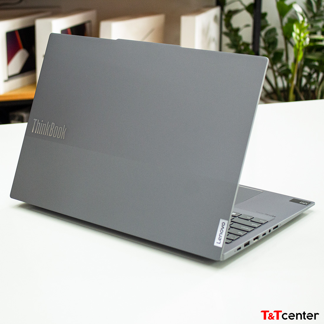 Thời lượng pin 85Whr, thoải mái sử dụng