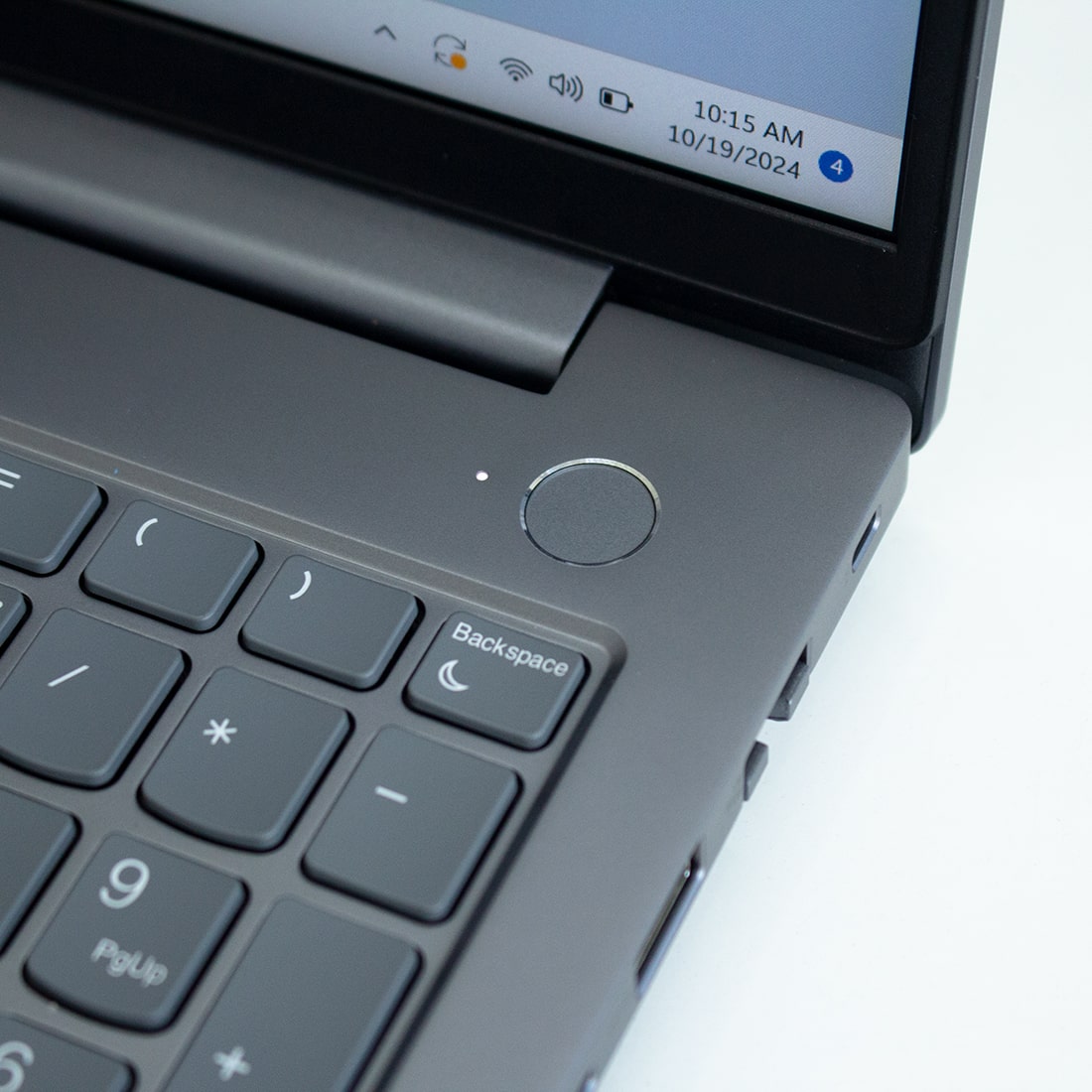 Thời lượng pin 85Whr, thoải mái sử dụng