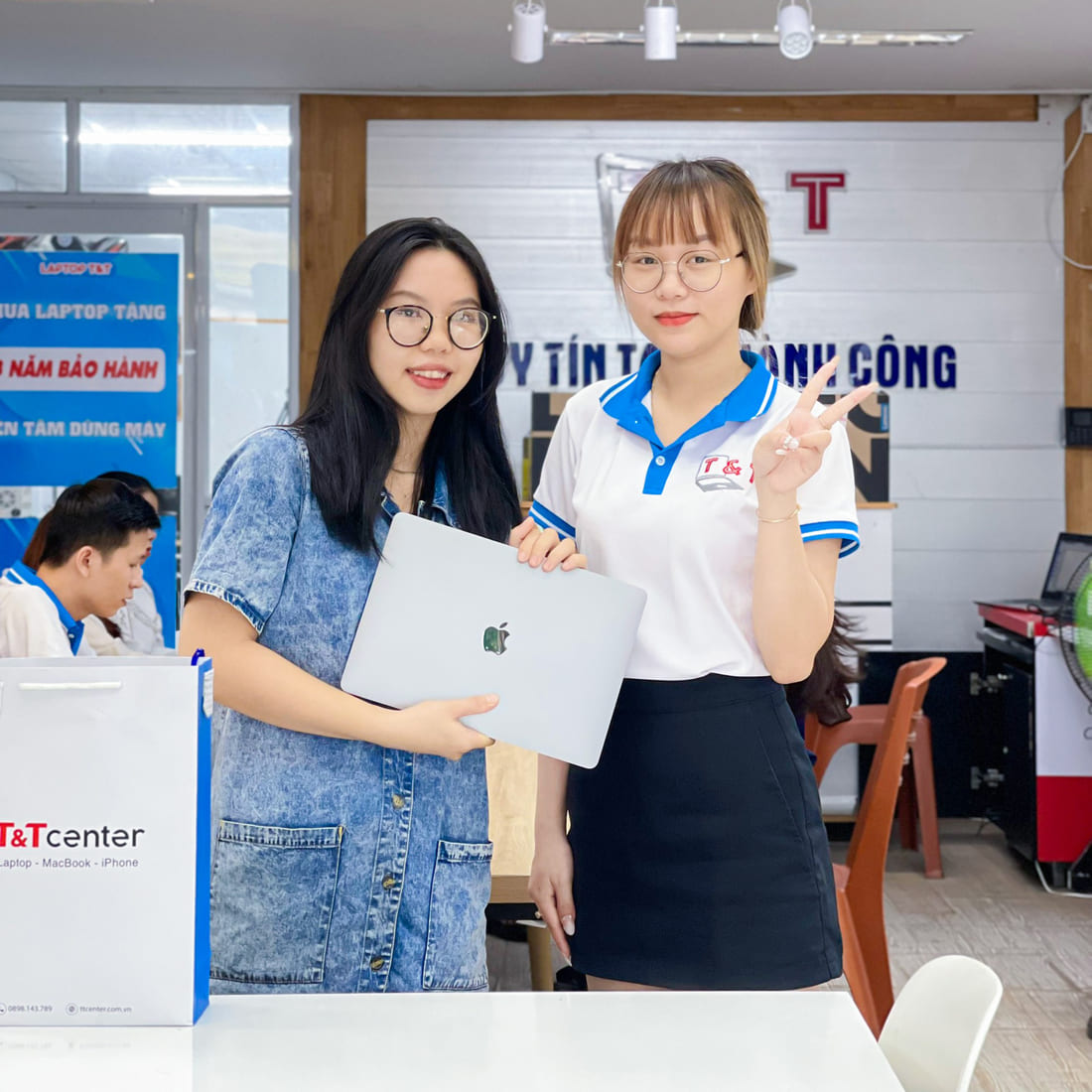 Mua MacBook Air 2020 giá tốt tại T&T Center