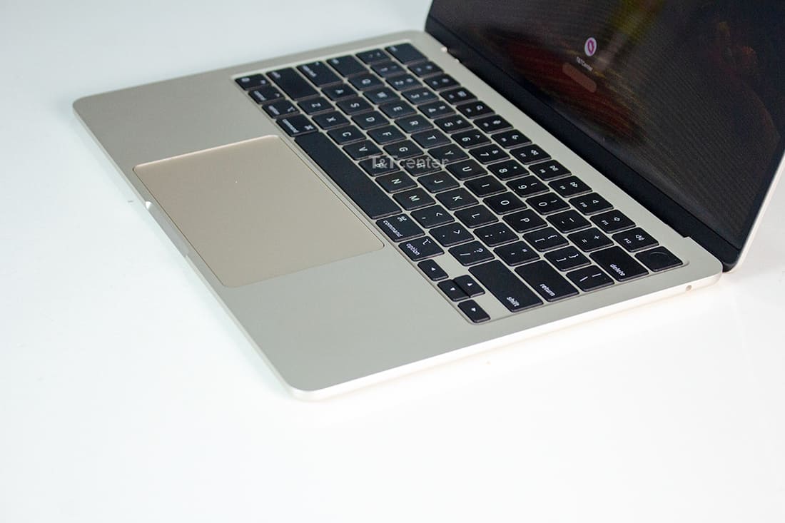 Bàn phím gõ thoải mái, hỗ trợ đèn nền 