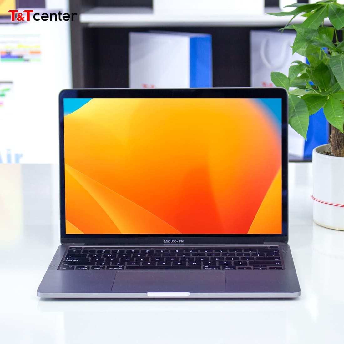 Màn hình 13 inch Retina, bàn phím Magic Keyboard tỉ mỉ từng đường nét