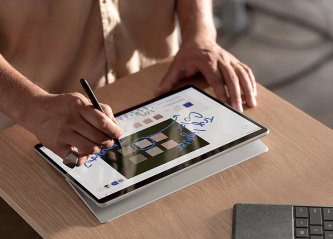 Bàn phím chuẩn xác và bút Surface Slim Pen 2 tiện nghi