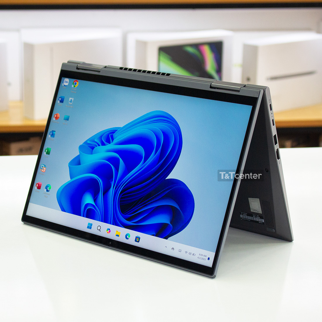 Sức hút từ thiết kế xoay gập 360 độ của ThinkPad X1 Yoga Gen 8