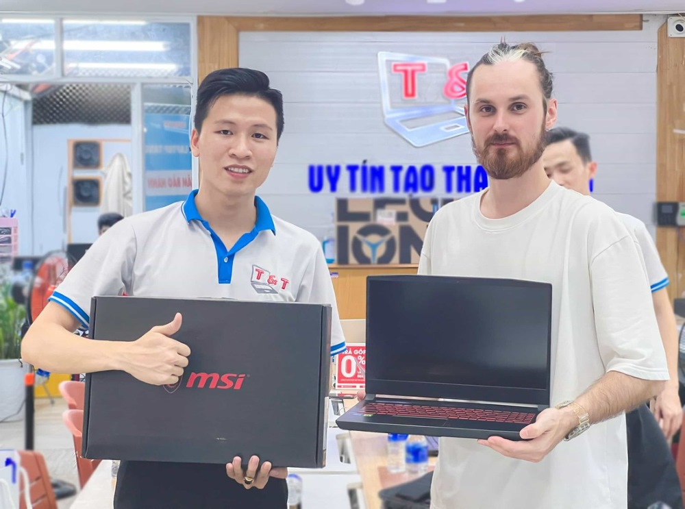 Khách hàng trải nghiệm và mua sắm laptop MSI cũ tại T&T Center